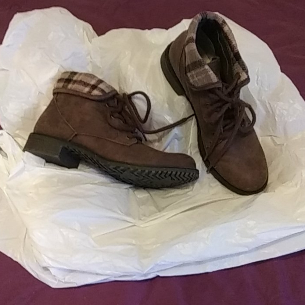 cliffs by white mountain hiking boots